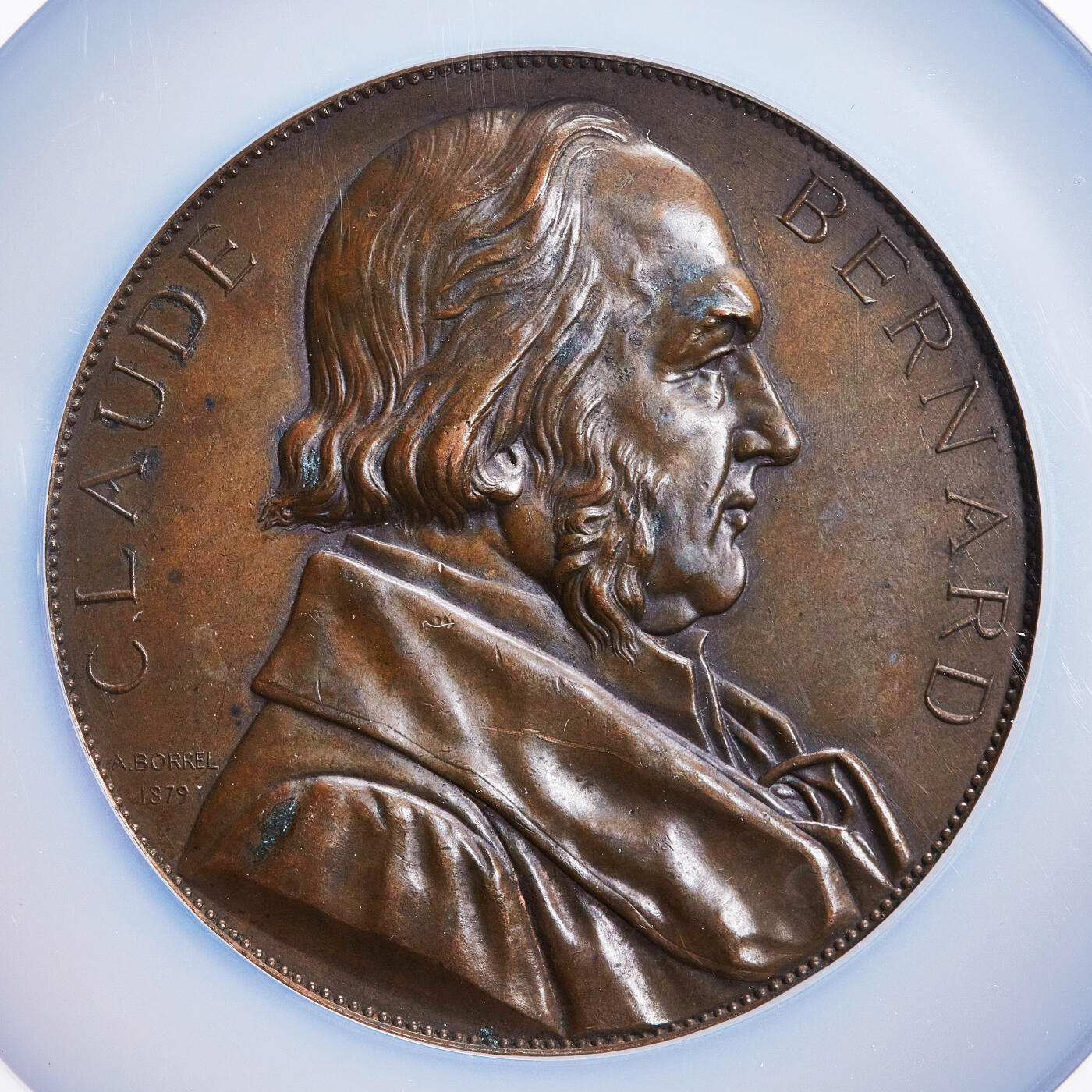 【俄甄集藏】2026年(050)04-01星期三 晚 19:30 全场包邮 法国1879年纪念现代生理学奠基人克劳德·贝尔纳德逝世大铜章，NGC MS62，高浮雕，巧克力包浆，雕刻家阿基勒·博雷尔作品，稀少烟斗铭，直径：68mm，重136.2克