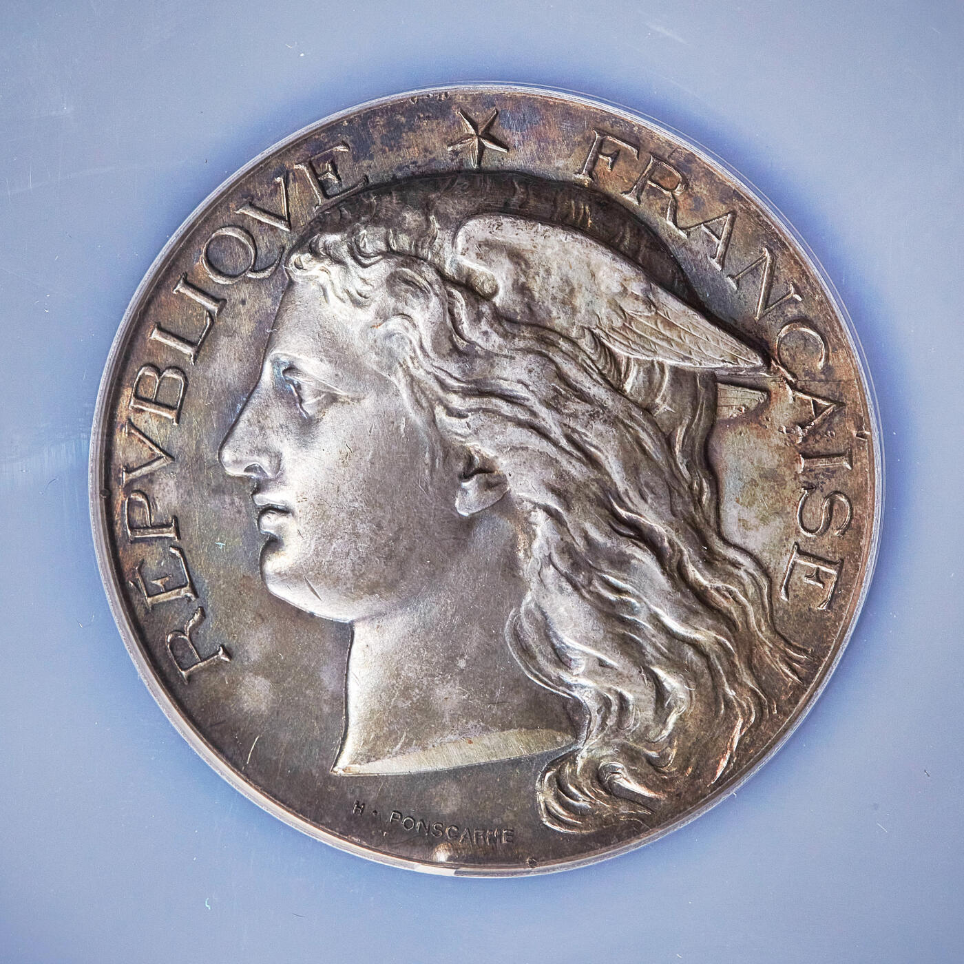 【俄甄集藏】2026年(050)04-01星期三 晚 19:30 全场包邮 法国1891年天使双翼弗吉尼亚帽玛丽安娜头像纪念尼奥尔地区农业竞赛大银章，NGC UNCD，直径：51mm，高浮雕，设计精美，五彩包浆，雕刻家亨利-奥古斯特·蓬斯卡姆作品，重65克