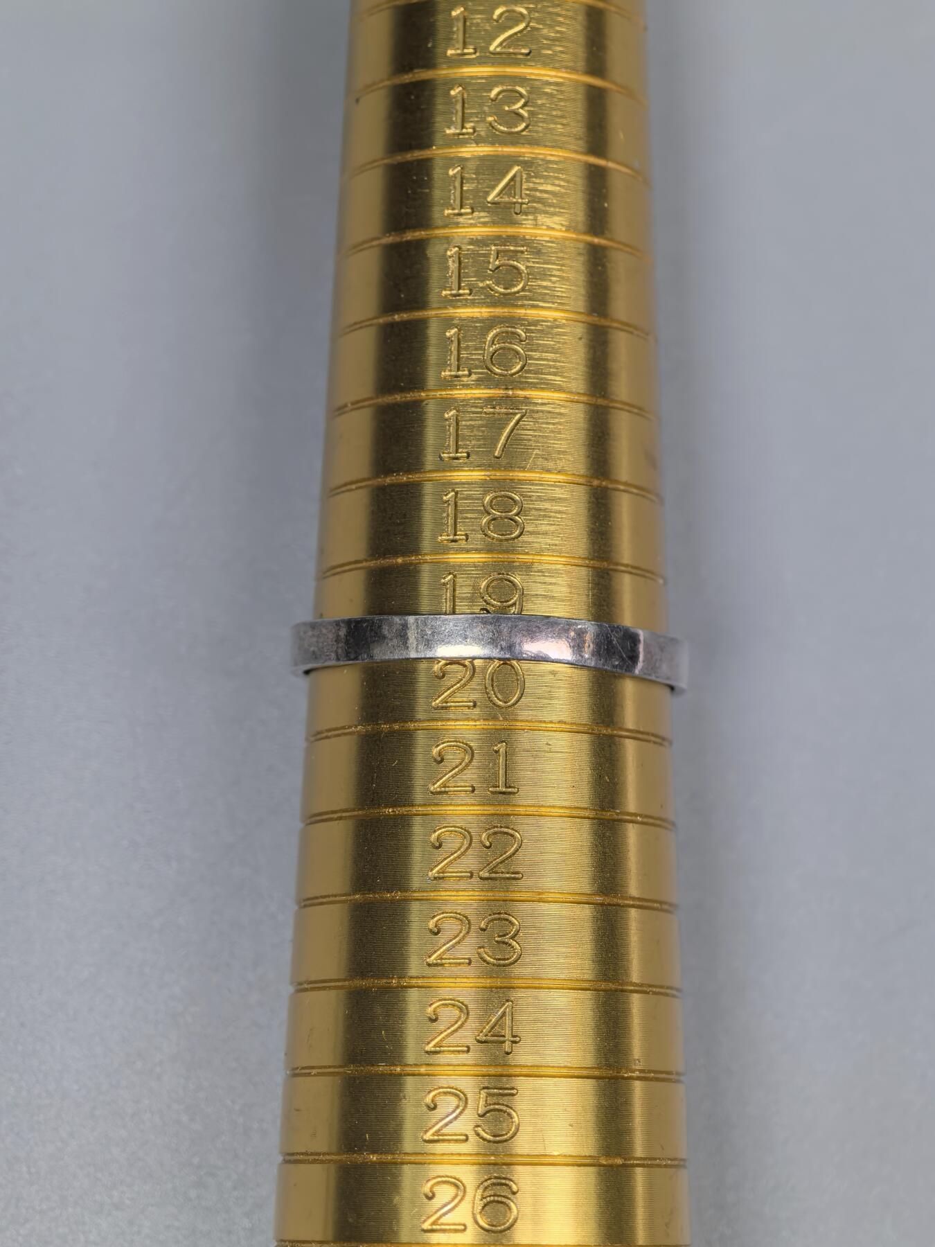 小驴勋章奖章收藏3月28日周六晚六点拍卖（珍爱和平，收藏战争，铭记历史，勿忘国耻，忠党爱国。有偿代拍，送拍规则在简介最后，参拍须阅读规则后再参拍，关系到运费包装发货时效真假辨别等关键信息，拍卖时不再发原图，看大图店主微信码在拍卖店铺介绍里） 马耳他骑士团戒指，内打银标