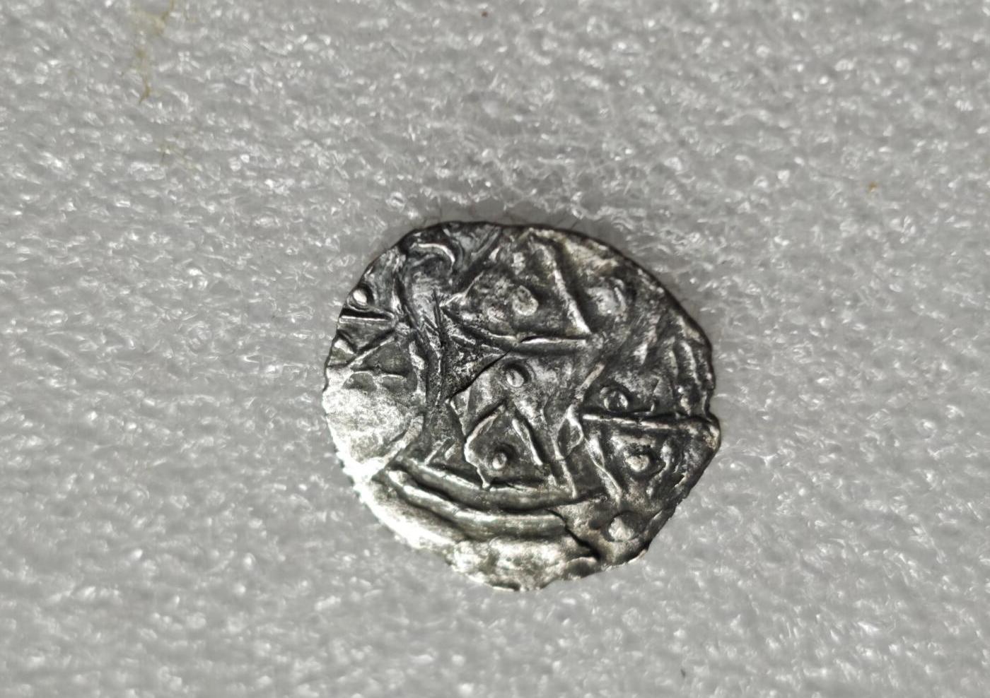 瓶子🏺第234期拍卖会  公元4–8世纪古骠国（缅甸早期城邦文明）的打制银币，是东南亚最早的铸币类型之一 旭日（Rising Sun）图案，由放射状线条与中心圆点构成，象征太阳崇拜与毗湿奴信仰；外围环绕连珠纹边框，是受中亚与印度钱币影响的典型装饰 背面中央为室利靺蹉（Srivatsa）神庙/吉祥符号，简化为三拱祭坛造型，上方带有日月符号，两侧常伴随万字符（代表毗湿奴肚脐）与双头鼓（象征湿婆），体现印度教文化在骠国