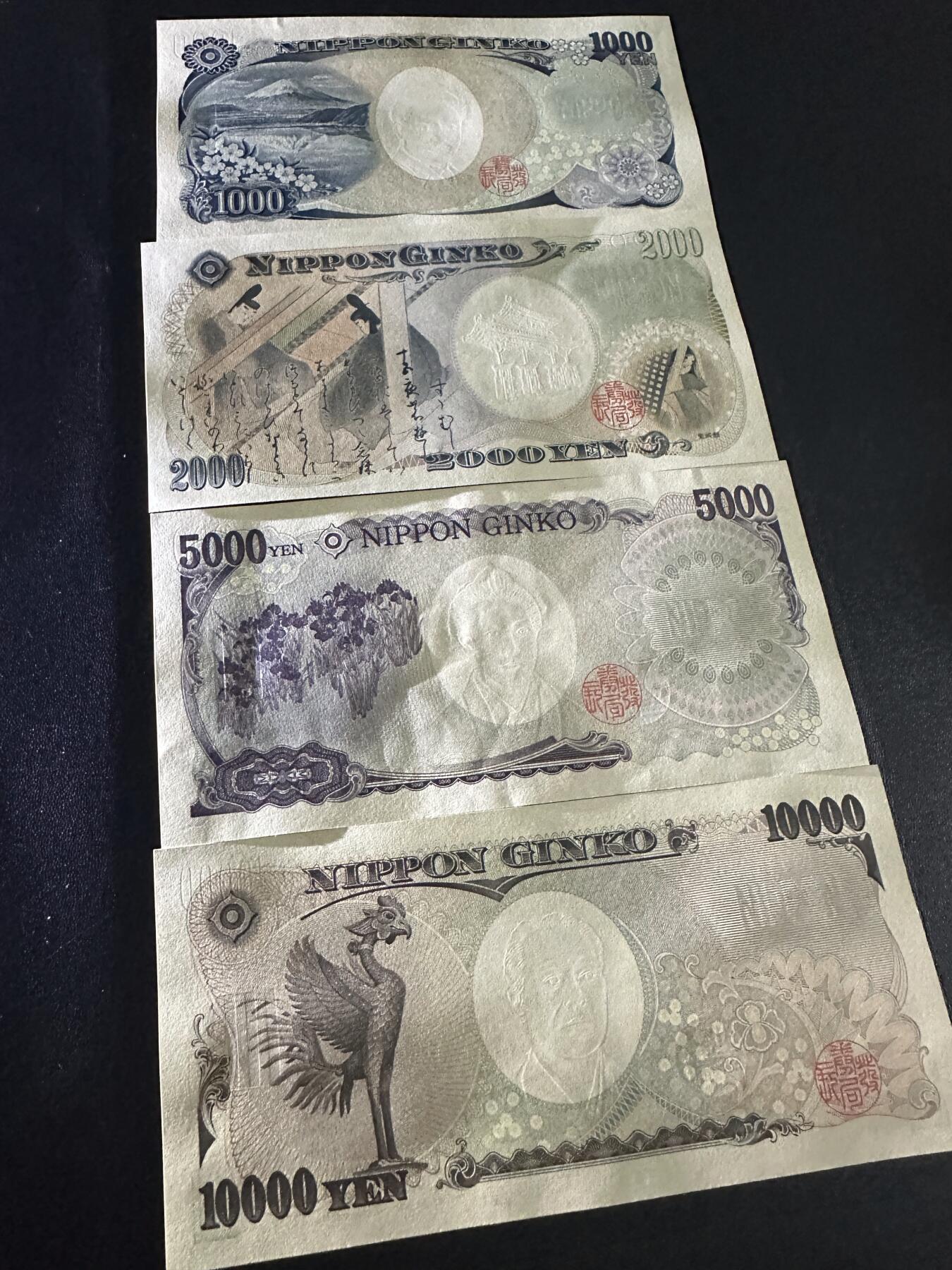 《外钞收藏家》第六百二十一期（精选场）（长期征集拍品、欢迎藏友们联系合作） 日本上一版1000-1万日元 四张一起 全新（5000有轻微指甲印）