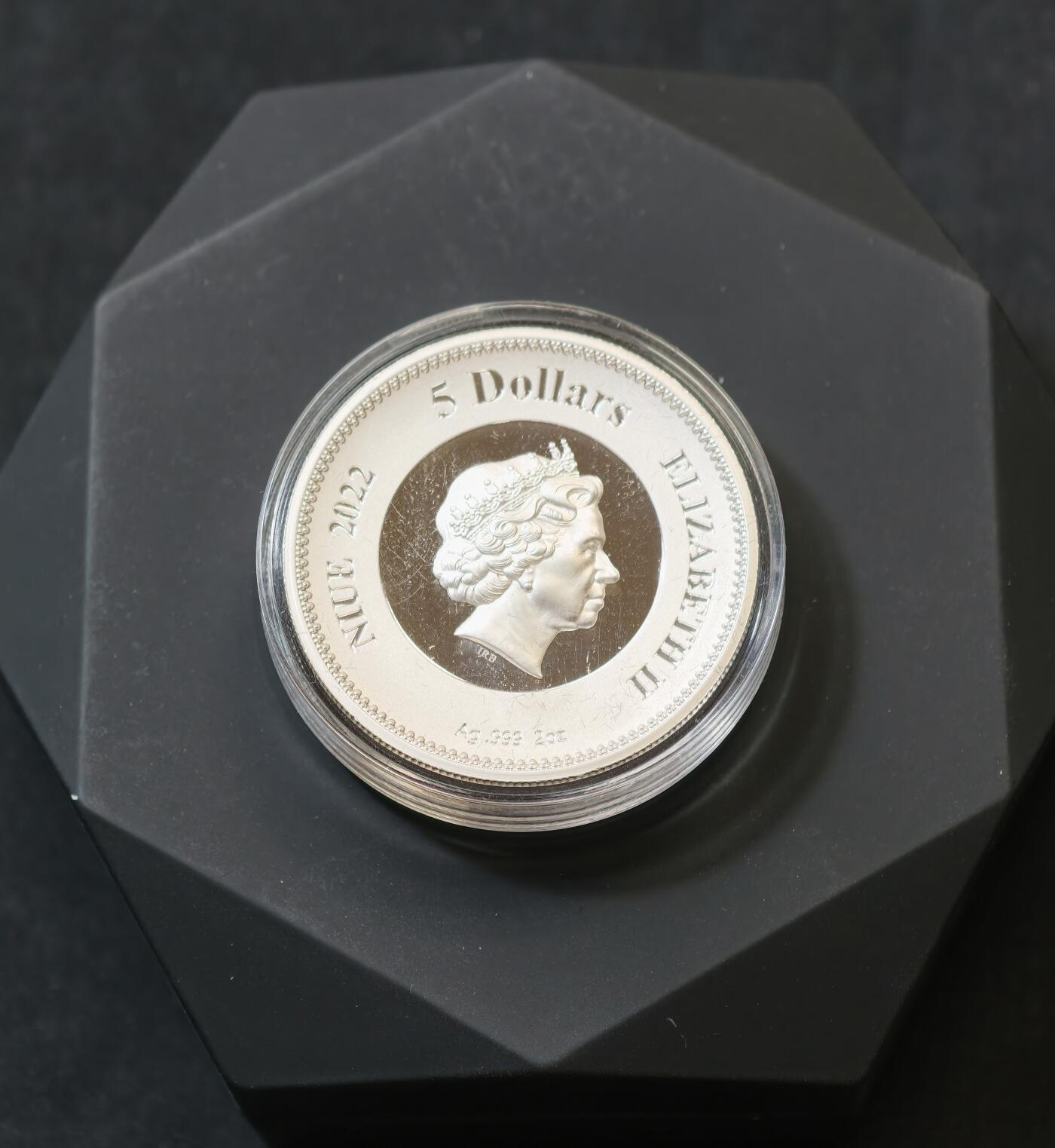 “方寸甄品”甄品场，甄臻铺-世界币章拍卖（第57期，直播拍卖），送拍享返佣金等优惠多多 2022年纽埃2盎司精制银币，纪念伊丽莎白二世逝世，背面高浮雕5个女王各时代头像，含银量999，盒证齐全