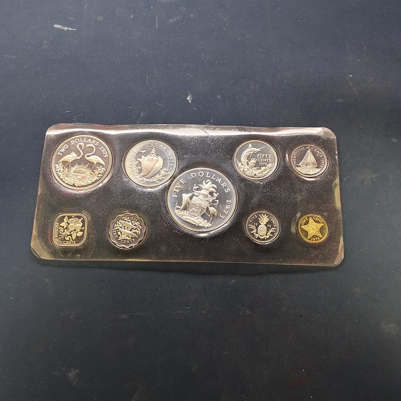 【全场包邮】纯粹捡漏拍515场 【少见】巴哈马群岛1973年官方封装精制套币（封装有破损）-量9853-含国徽银币【45毫米42.12克92.5%】+火烈鸟银币【40毫米29.8克92.5%】+海螺银币【34毫米18.14克80%】+旗鱼银币【29毫米10.37克80%】【共计含纯银89.33克】