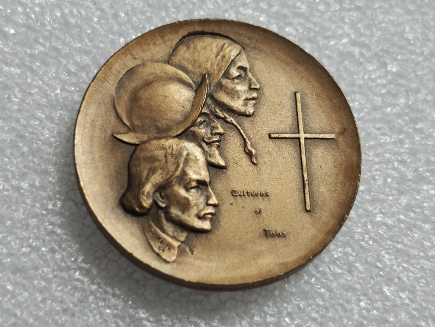 瓶子🏺第234期拍卖会  陶斯（Taos）建镇350周年纪念铜章   这是一枚为纪念美国新墨西哥州陶斯（Taos）镇建镇350周年而发行的铜质纪念章，铸造于1965年 这枚章由雕塑家 Paul Keith 设计，他自1953年起定居陶斯，作品多表现当地的多元文化与历史，这枚纪念章是其代表作之一 