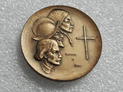 瓶子🏺第234期拍卖会 -  陶斯（Taos）建镇350周年纪念铜章   这是一枚为纪念美国新墨西哥州陶斯（Taos）镇建镇350周年而发行的铜质纪念章，铸造于1965年 这枚章由雕塑家 Paul Keith 设计，他自1953年起定居陶斯，作品多表现当地的多元文化与历史，这枚纪念章是其代表作之一 