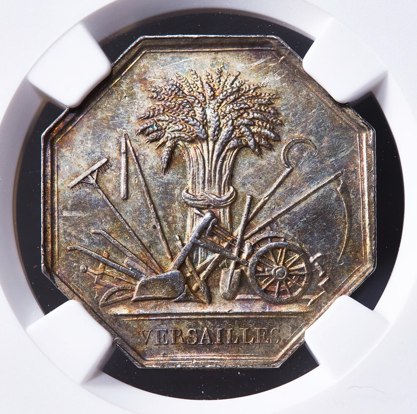 【俄甄集藏】2026年(050)04-01星期三 晚 19:30 全场包邮 法国塞纳-瓦兹省1860-1879年农业与艺术协会银质八角代用币章，NGC MS61，黄油彩包浆，蜜蜂铭