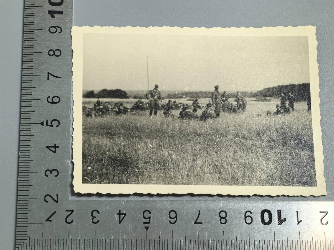 小驴勋章奖章收藏3月28日周六晚六点拍卖（珍爱和平，收藏战争，铭记历史，勿忘国耻，忠党爱国。有偿代拍，送拍规则在简介最后，参拍须阅读规则后再参拍，关系到运费包装发货时效真假辨别等关键信息，拍卖时不再发原图，看大图店主微信码在拍卖店铺介绍里） 草地休息士兵照片