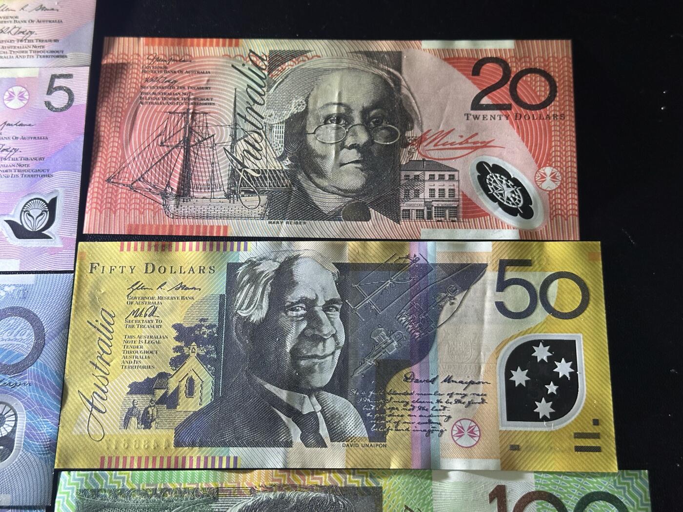 《外钞收藏家》第六百二十一期（精选场）（长期征集拍品、欢迎藏友们联系合作） 澳大利亚前一版5-100澳元（5和10有两张）7张一起 全新UNC 但20和50有轻微压痕