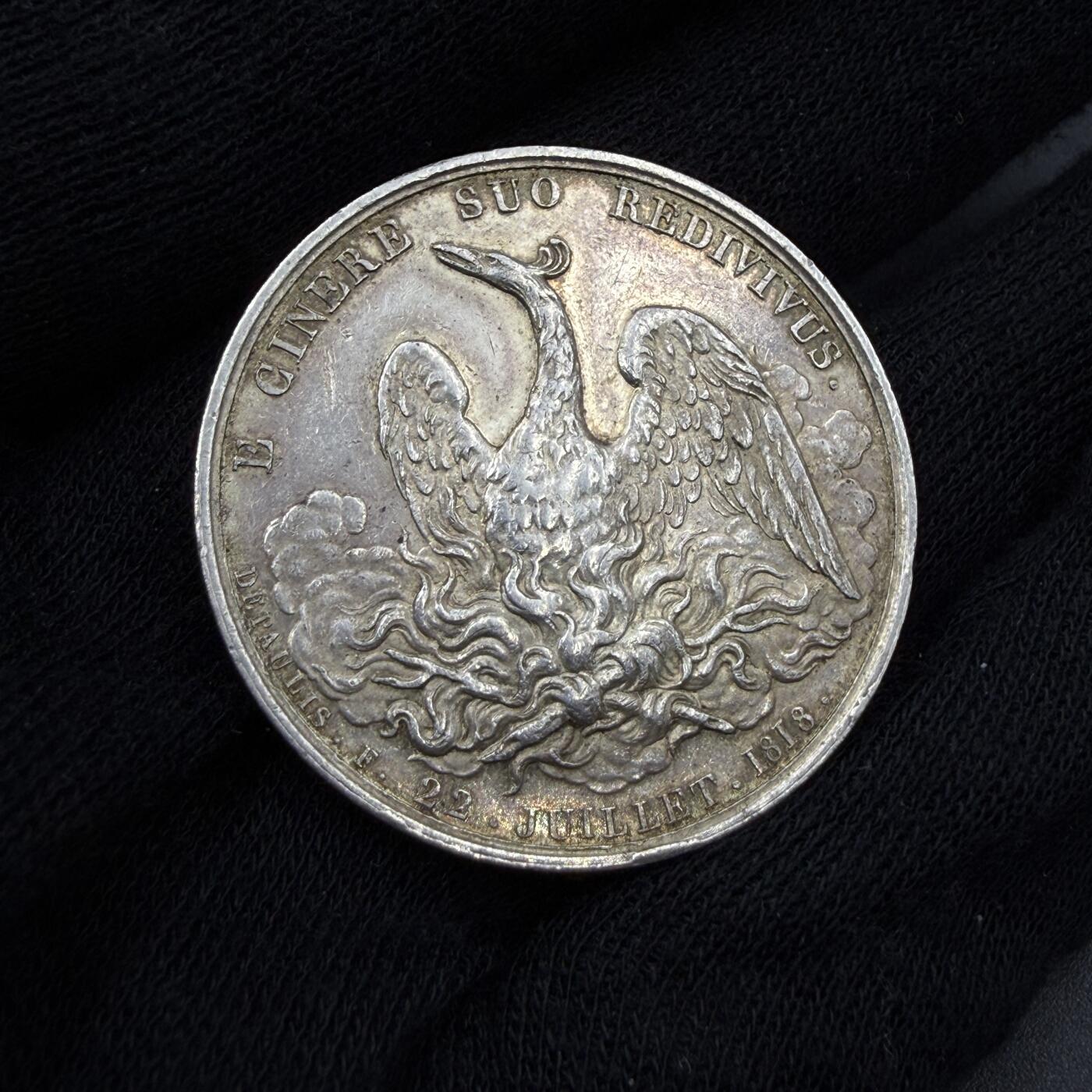 「木头集藏」“春启藏心”——章牌精品专场 1818年法国塞纳-厄尔省火灾互助保险公司银章，直径：34 mm，16.3 g，早期无边铭版本，正面刻画不死鸟，象征着“浴火重生”，拉丁文铭文：E GINERE SUO REDIVIVUS 意为：“从它自己的灰烬中重生”，呼应了火灾保险的主题——在灾难后获得新生与保障。