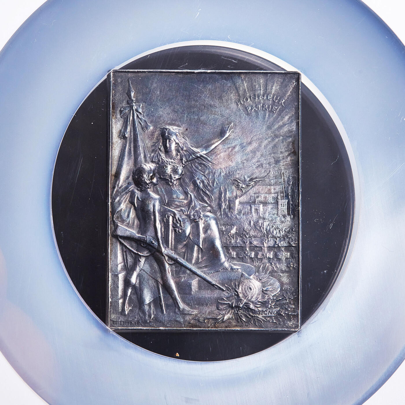 【俄甄集藏】2026年(050)04-01星期三 晚 19:30 全场包邮 法国19世纪玛丽安娜坐像射击协会联盟发行爱国主义与射击运动荣誉镀银方形大铜章，NGC AU58，五彩包浆，设计精美绝伦，新艺术运动时期代表雕刻家亨利·欧仁·杜普雷作品，尺寸：51mm×38mm，稀少品种