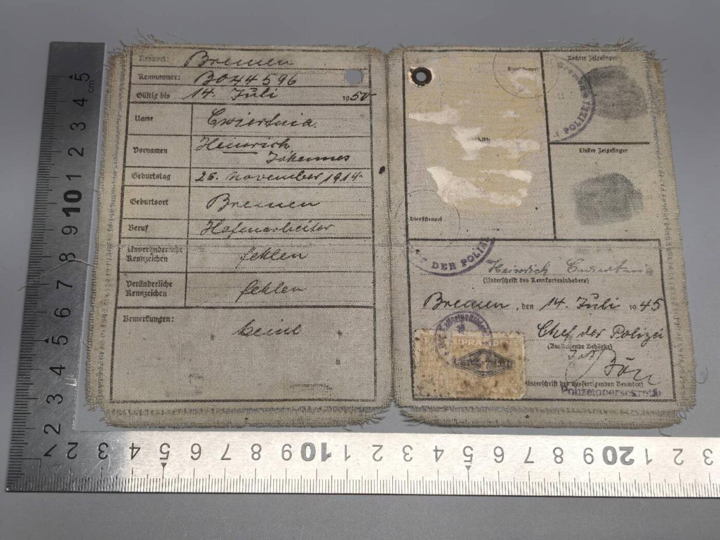 小驴勋章奖章收藏3月28日周六晚六点拍卖（珍爱和平，收藏战争，铭记历史，勿忘国耻，忠党爱国。有偿代拍，送拍规则在简介最后，参拍须阅读规则后再参拍，关系到运费包装发货时效真假辨别等关键信息，拍卖时不再发原图，看大图店主微信码在拍卖店铺介绍里） 身份证件，有点毛边