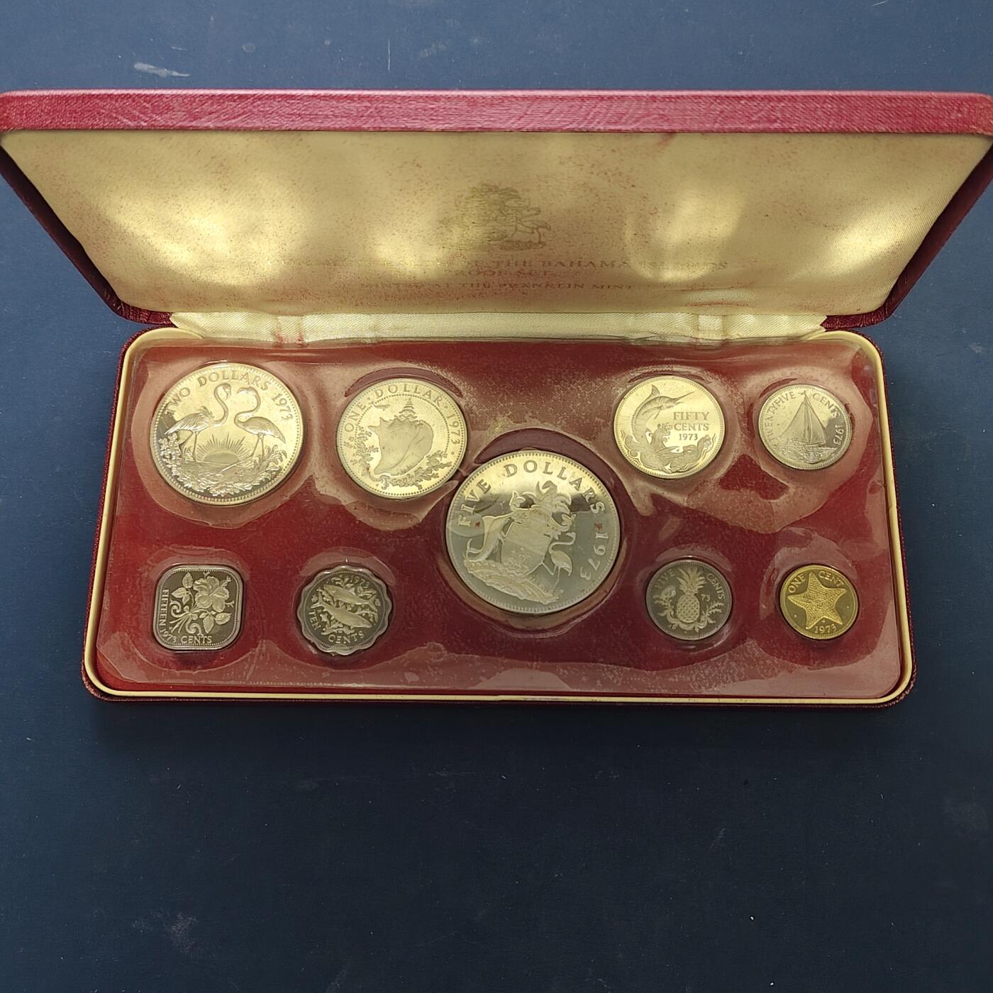 【全场包邮】纯粹捡漏拍515场 【少见】巴哈马群岛1973年官方封装精制套币（封装有破损）-量9853-含国徽银币【45毫米42.12克92.5%】+火烈鸟银币【40毫米29.8克92.5%】+海螺银币【34毫米18.14克80%】+旗鱼银币【29毫米10.37克80%】【共计含纯银89.33克】