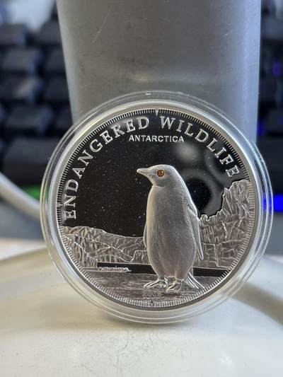 第195期拍卖 - 库克2008年南极帝企鹅镶嵌施华洛士奇水晶纪念银币，25克，925银