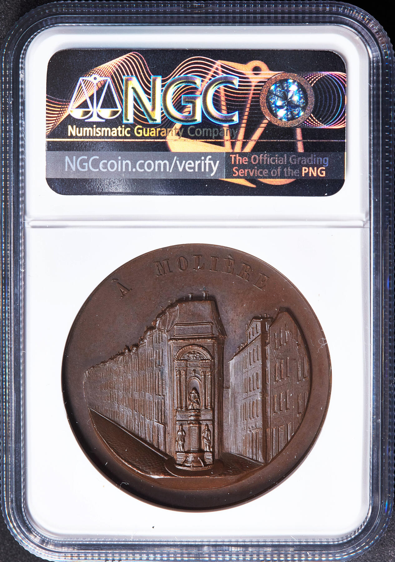 【俄甄集藏】2026年(050)04-01星期三 晚 19:30 全场包邮 法国1844年纪念戏剧作家莫里哀雕像喷泉建成大铜章，NGC MS63，高浮雕，巧克力包浆，设计精美