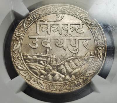 瓶子🏺第234期拍卖会 -  印度梅瓦尔土邦1卢比银币（VS1985/1928年，粗字版）   印度梅瓦尔土邦（Mewar State，今拉贾斯坦邦乌代布尔地区）发行的1卢比银币，铸造于VS1985年（即公历1928年），属于粗字版（Thick Characters），由NGC评级为MS 63（未流通原光品相）