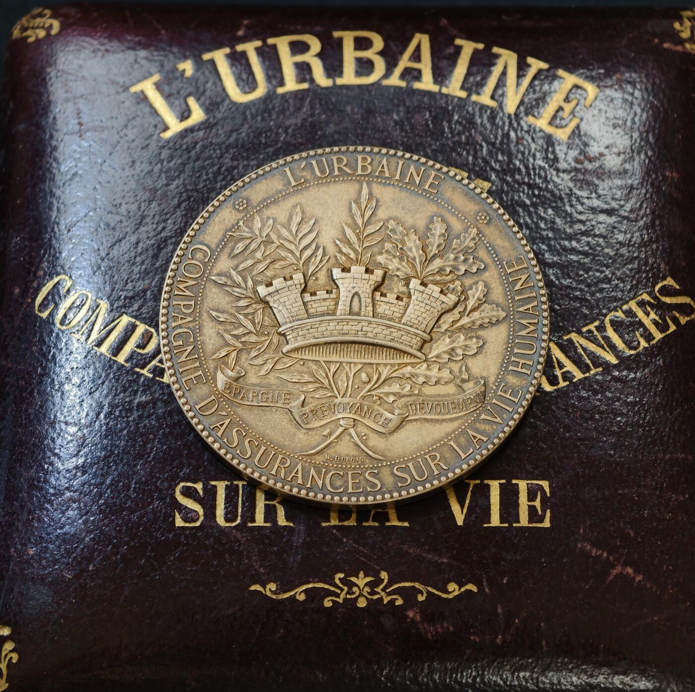 “方寸甄品”甄品场，甄臻铺-世界币章拍卖（第57期，直播拍卖），送拍享返佣金等优惠多多 法国L'Urbaine城市人寿保险公司鎏金银章，由H. Dubois大师制作，正面刻有城堡和橄榄枝图案，背面环绕月桂花环，中心刻有
