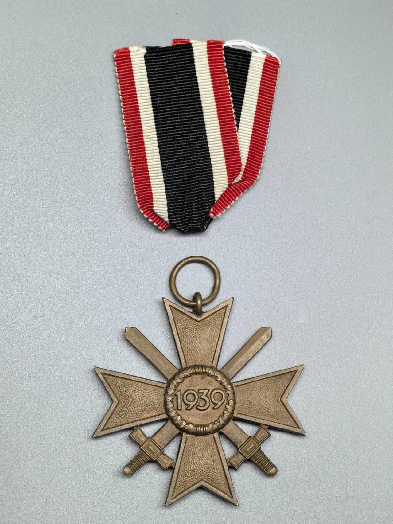 小驴勋章奖章收藏3月28日周六晚六点拍卖（珍爱和平，收藏战争，铭记历史，勿忘国耻，忠党爱国。有偿代拍，送拍规则在简介最后，参拍须阅读规则后再参拍，关系到运费包装发货时效真假辨别等关键信息，拍卖时不再发原图，看大图店主微信码在拍卖店铺介绍里） 得三二级佩剑战功十字勋章