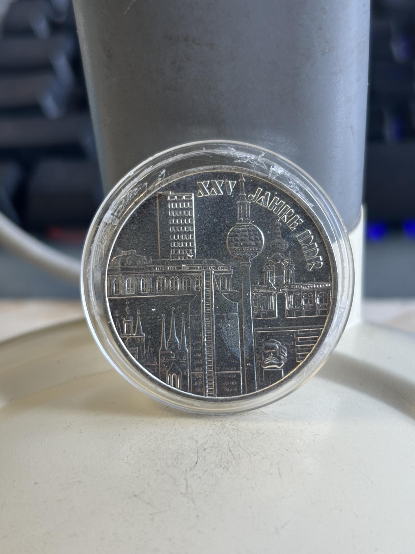 第195期拍卖 东德1974年建国25周年10马克纪念银币，17克，塑料盒有破