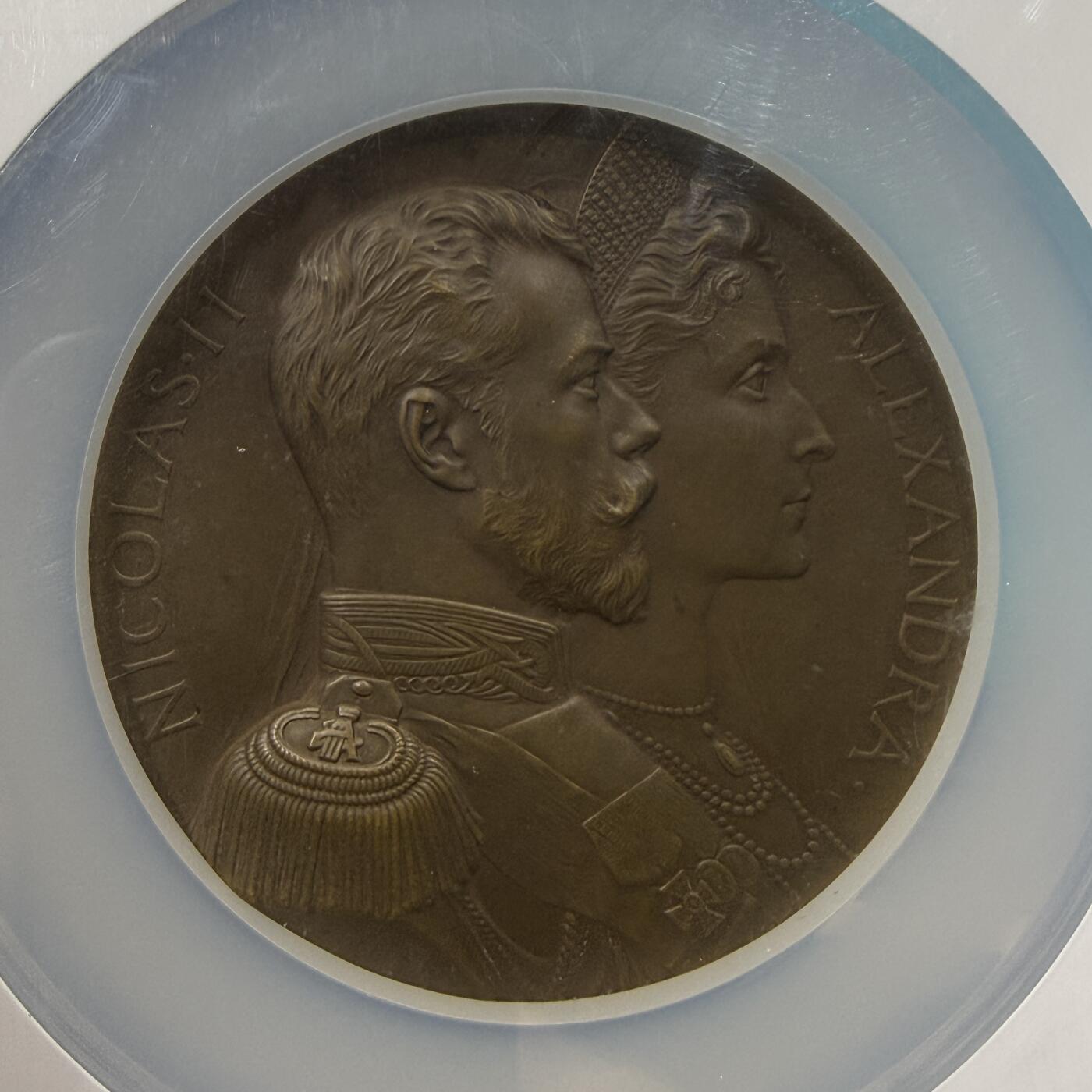 「木头集藏」“春启藏心”——章牌精品专场 J.C.Chaplain～1896年俄国沙皇尼古拉二世与皇后亚历山德拉访问法国纪念大铜章，MS 64，直径：68 mm，边铭：丰饶角 BRONZE，名家代表作品，品相很好！正面沙皇尼古拉二世与皇后亚历山德的并肩侧面胸像，尽显君主与皇室风范；背面沙俄帝国双头鹰国徽和法兰西第三共和国国徽，象征两国同盟关系，共同对抗德国与奥匈帝国。