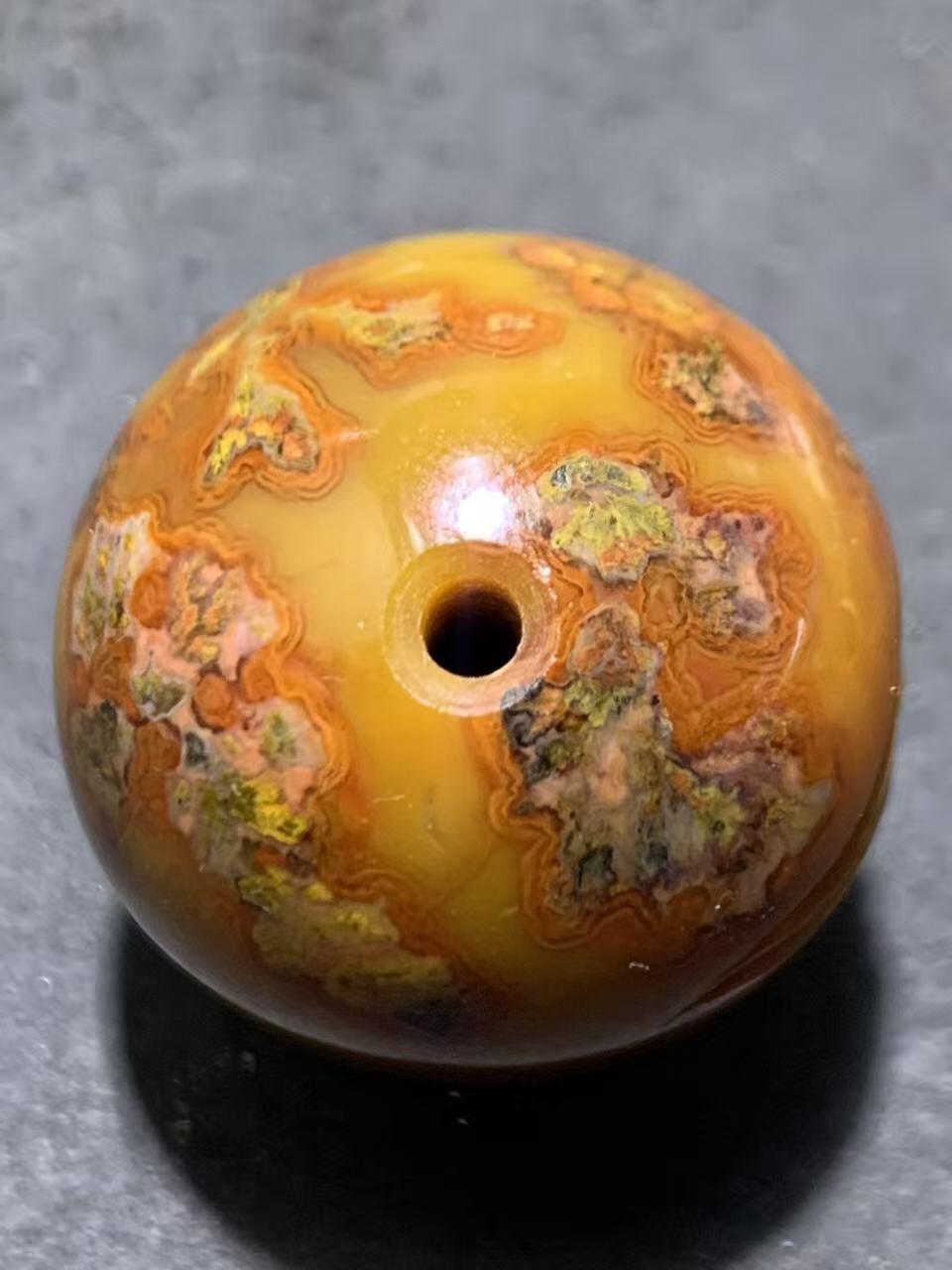 精美冰飘亚光草花纹战国红玛瑙手工俏色巧雕武财神忠义关二爷圆珠一颗！