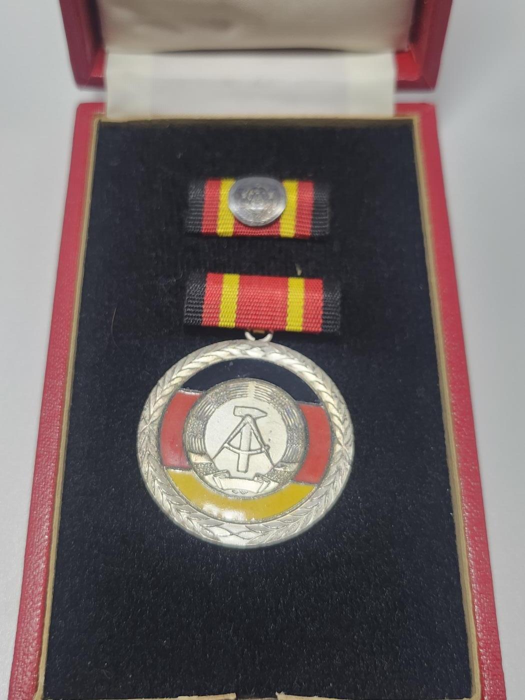 南水社第4次拍卖  民主德国 DDR功勋服务奖章（东德最高级别奖章）1959年6月4日设立 民主德国国家荣誉，完好章略 盒子有贴纸