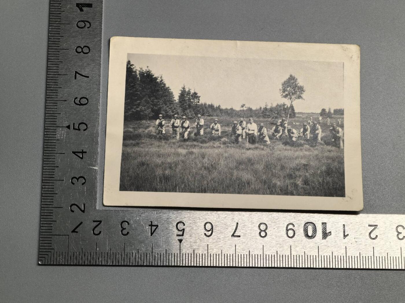 小驴勋章奖章收藏3月28日周六晚六点拍卖（珍爱和平，收藏战争，铭记历史，勿忘国耻，忠党爱国。有偿代拍，送拍规则在简介最后，参拍须阅读规则后再参拍，关系到运费包装发货时效真假辨别等关键信息，拍卖时不再发原图，看大图店主微信码在拍卖店铺介绍里） 一群训练士兵合影照