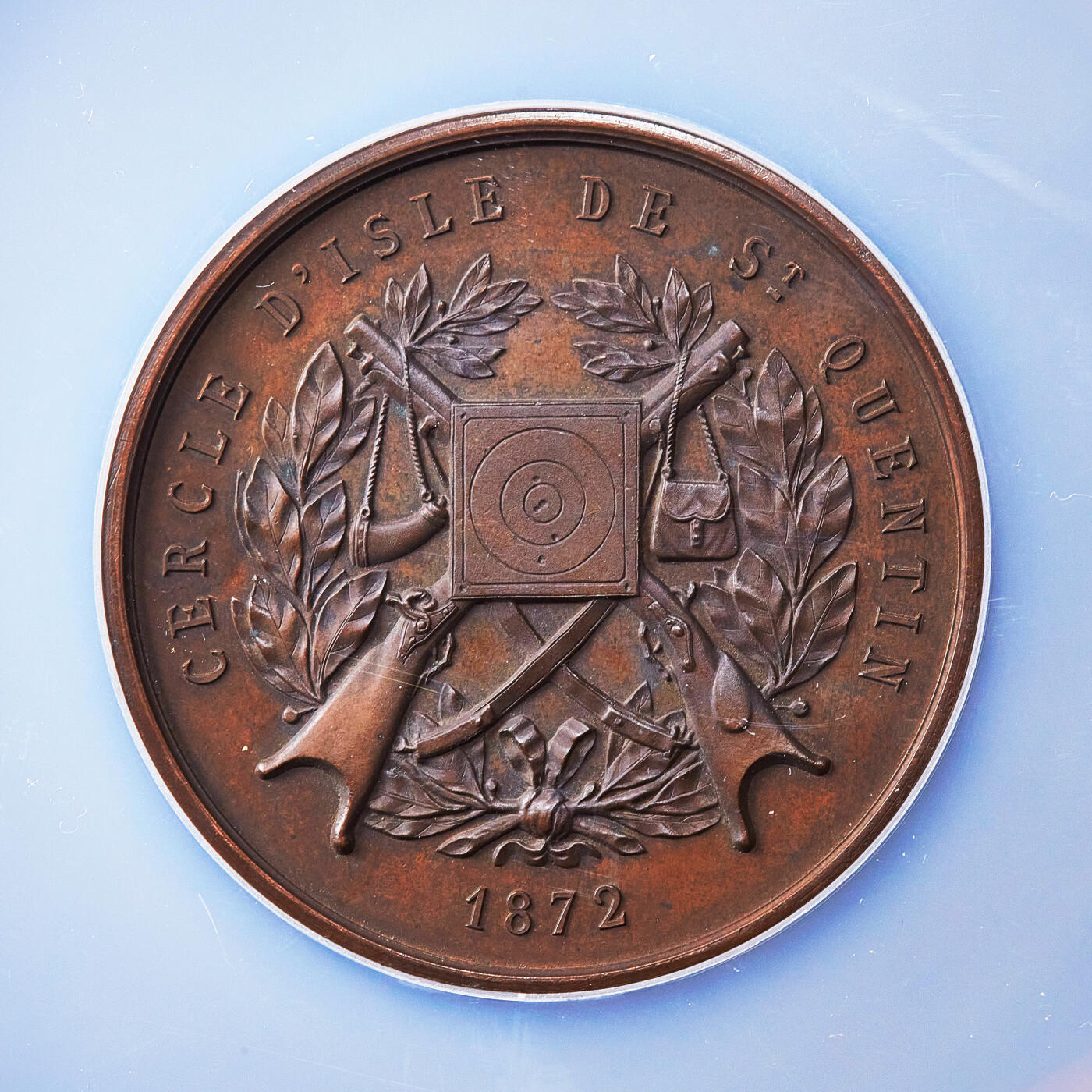 【俄甄集藏】2026年(050)04-01星期三 晚 19:30 全场包邮 法属加拿大1872年纪念法属圣昆廷射击节大铜章，NGC MS61，巧克力包浆，直径51mm，非常稀有的殖民地射击节大铜章，重：63.2克