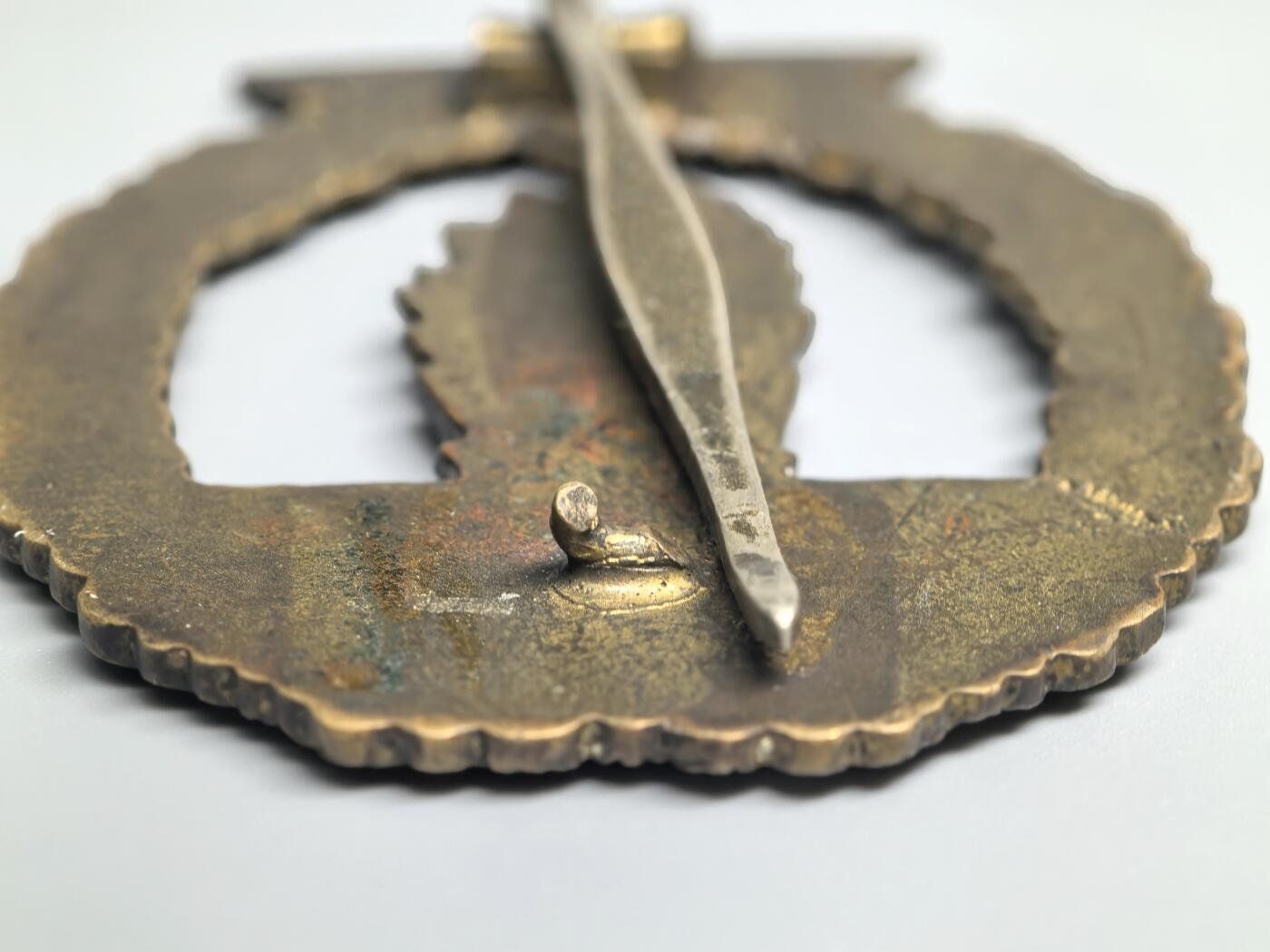 小驴勋章奖章收藏3月28日周六晚六点拍卖（珍爱和平，收藏战争，铭记历史，勿忘国耻，忠党爱国。有偿代拍，送拍规则在简介最后，参拍须阅读规则后再参拍，关系到运费包装发货时效真假辨别等关键信息，拍卖时不再发原图，看大图店主微信码在拍卖店铺介绍里） 得三海军扫雷奖章，铜合金镀金，钩损