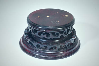 上海都达杂项专场八十【全场包邮】 - 清代老红木镂空圆形底座1-12