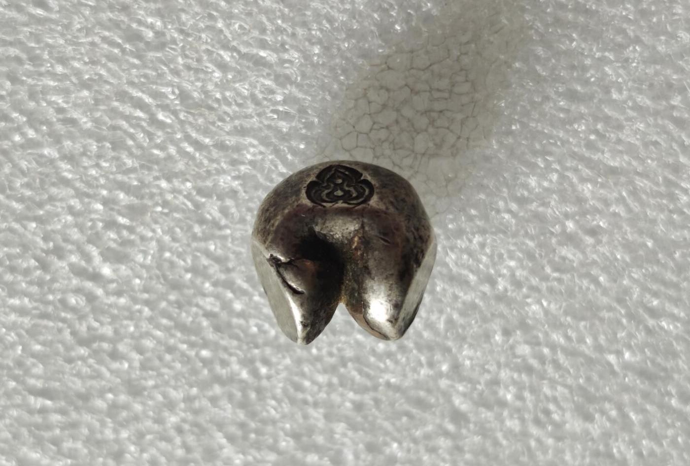 瓶子🏺第234期拍卖会  泰国拉玛王朝的“屁股银锭”（子弹银/尻川银）   这是暹罗（今泰国）拉玛王朝一世至五世（约1782–1910年）流通的小银锭，因外形酷似臀部，被民间俗称为“屁股银”“尻川银”，也叫“子弹银”