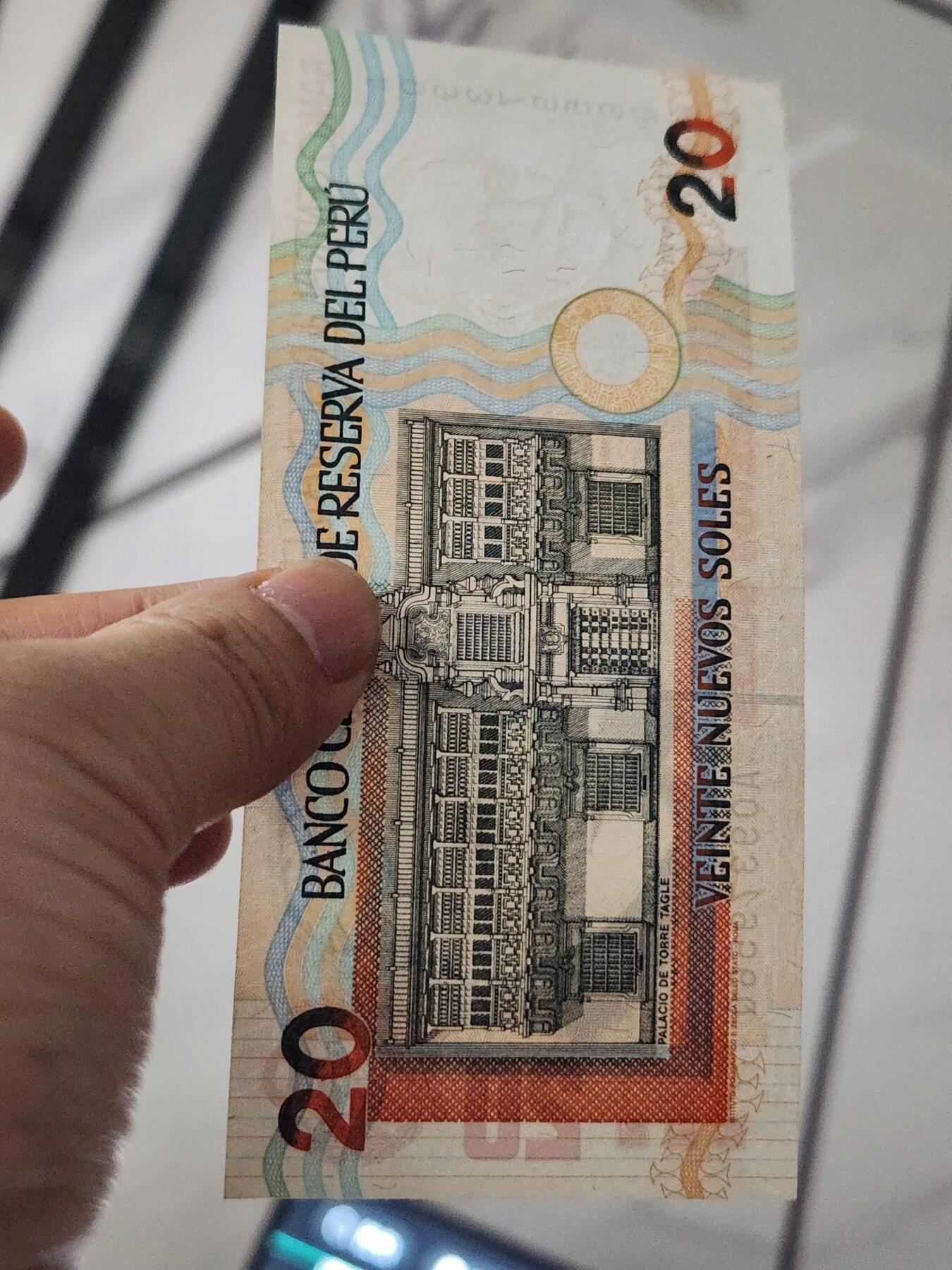 3月27号晚上8点 外国纸币自动截拍第46场 秘鲁1997年10-20-50几乎全新一套 早期年份极少