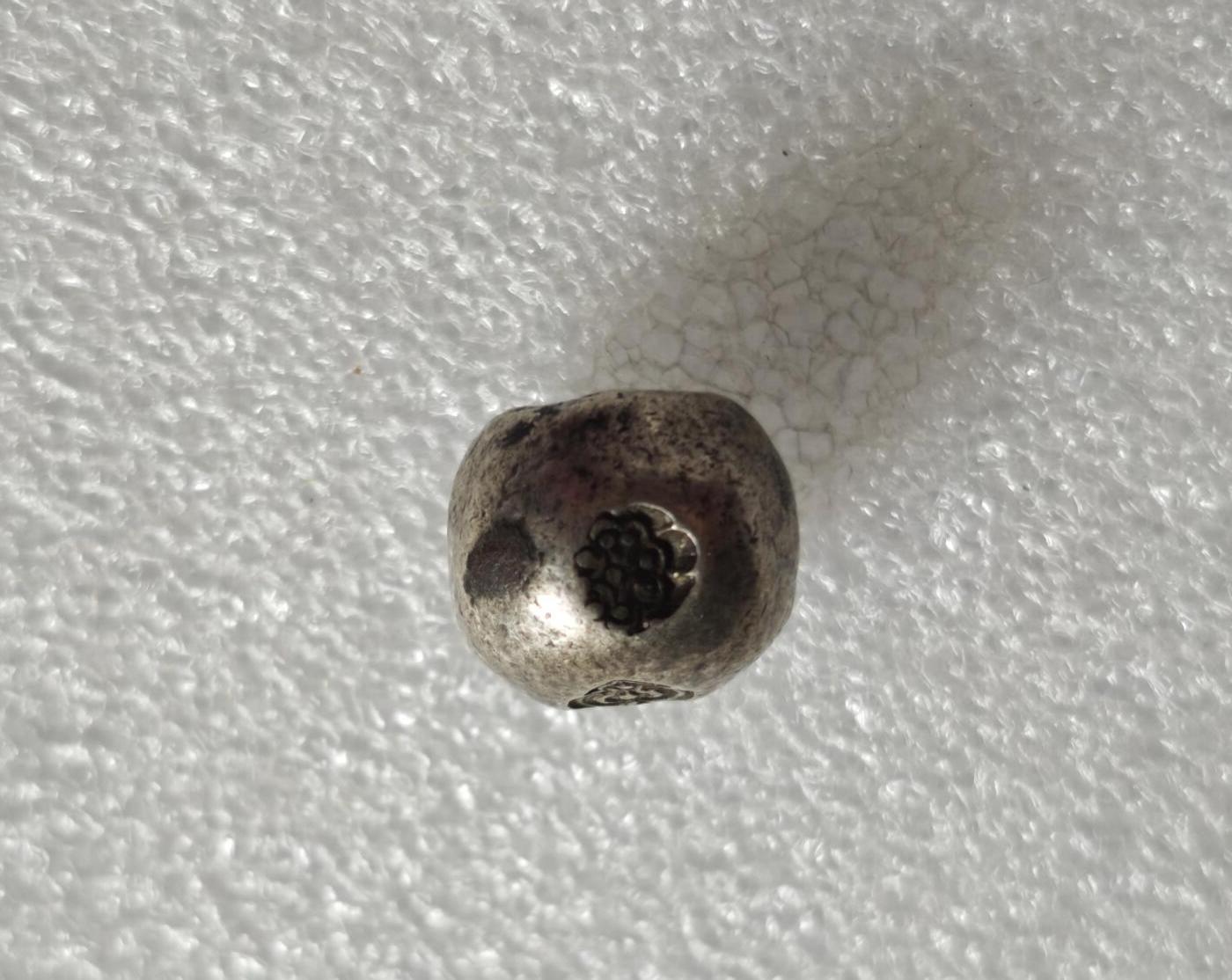 瓶子🏺第234期拍卖会  泰国拉玛王朝的“屁股银锭”（子弹银/尻川银）   这是暹罗（今泰国）拉玛王朝一世至五世（约1782–1910年）流通的小银锭，因外形酷似臀部，被民间俗称为“屁股银”“尻川银”，也叫“子弹银”