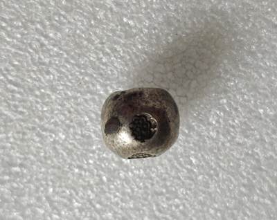 瓶子🏺第234期拍卖会 -  泰国拉玛王朝的“屁股银锭”（子弹银/尻川银）   这是暹罗（今泰国）拉玛王朝一世至五世（约1782–1910年）流通的小银锭，因外形酷似臀部，被民间俗称为“屁股银”“尻川银”，也叫“子弹银”