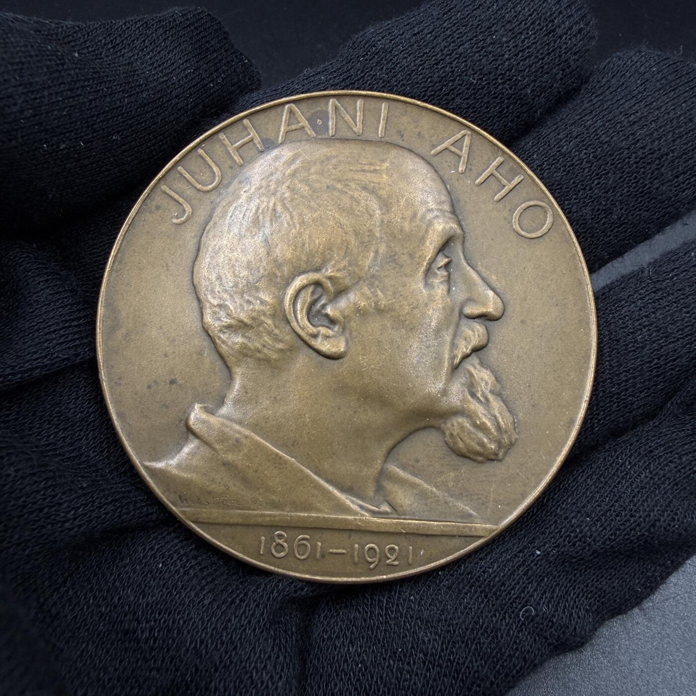 「木头集藏」“春启藏心”——章牌精品专场 WIKSTROM～1921年芬兰文学巨匠尤哈尼·阿霍（Juhani Aho）纪念铜章，直径：55 mm，72 g，尤哈尼·阿霍（1861–1921），芬兰首位职业作家，也是芬兰语文学的奠基人之一，芬兰现实主义文学的代表人物，代表作《铁路》《尤哈》等深刻反映了19世纪末芬兰的社会变迁与民族觉醒，曾12次获得诺贝尔文学奖提名，很少见。