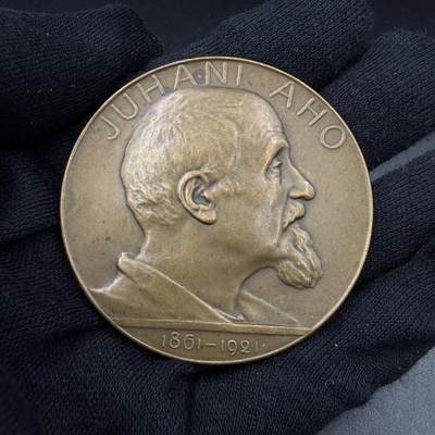 「木头集藏」“春启藏心”——章牌精品专场 - WIKSTROM～1921年芬兰文学巨匠尤哈尼·阿霍（Juhani Aho）纪念铜章，直径：55 mm，72 g，尤哈尼·阿霍（1861–1921），芬兰首位职业作家，也是芬兰语文学的奠基人之一，芬兰现实主义文学的代表人物，代表作《铁路》《尤哈》等深刻反映了19世纪末芬兰的社会变迁与民族觉醒，曾12次获得诺贝尔文学奖提名，很少见。