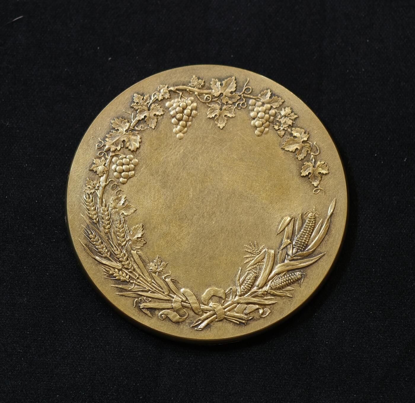 “方寸甄品”甄品场，甄臻铺-世界币章拍卖（第57期，直播拍卖），送拍享返佣金等优惠多多 法国农业促进协会镀金银章，直径50.5毫米，重66.5克，银质，边铭“ARGENT”，正面谷物女神浮雕，背面环绕谷物、葡萄等丰收元素，新艺术风格