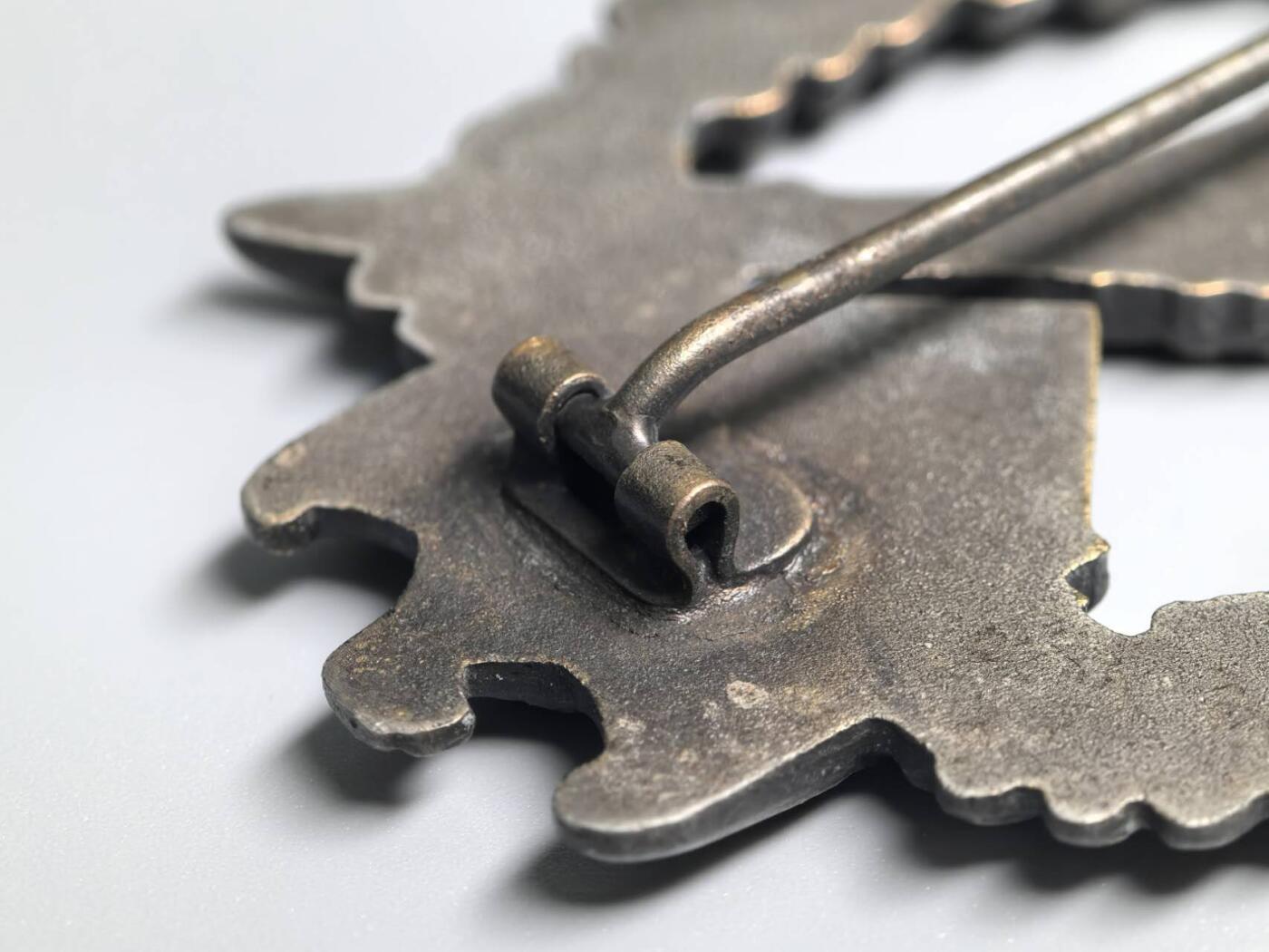 小驴勋章奖章收藏3月28日周六晚六点拍卖（珍爱和平，收藏战争，铭记历史，勿忘国耻，忠党爱国。有偿代拍，送拍规则在简介最后，参拍须阅读规则后再参拍，关系到运费包装发货时效真假辨别等关键信息，拍卖时不再发原图，看大图店主微信码在拍卖店铺介绍里） 得WWII铜级步兵突击奖章，背打ÜÜ厂标（ E. Ferdinand Wiedmann, Frankfurt厂第1.09.2版），锌质铸造，残存一些镀层