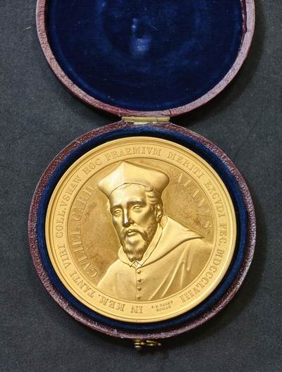 “方寸甄品”甄品场，甄臻铺-世界币章拍卖（第57期，直播拍卖），送拍享返佣金等优惠多多 - 1897年梵蒂冈教皇国利奥十三世封圣纪念镀金铜章，直径66.3毫米，重133克，正面刻有教皇利奥十三世头像，背面是圣巴尔纳巴教堂场景，环绕拉丁文铭文。由C.F.Voigt罗马制作，镀金工艺精美肥厚，几乎保持出厂状态