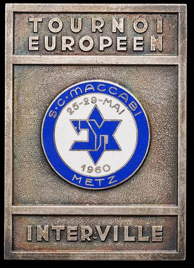 修遠堂世界钱币第109期 - 1960 年法国梅斯马卡比欧洲锦标赛纪念章，边缘厂标戳记看不清楚，豆包识别为银章，具体还请自行判断，长69.59mm，96.11g