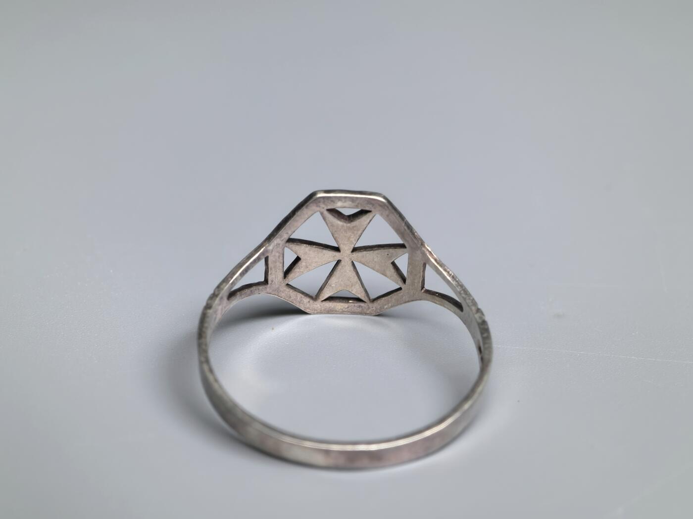 小驴勋章奖章收藏3月28日周六晚六点拍卖（珍爱和平，收藏战争，铭记历史，勿忘国耻，忠党爱国。有偿代拍，送拍规则在简介最后，参拍须阅读规则后再参拍，关系到运费包装发货时效真假辨别等关键信息，拍卖时不再发原图，看大图店主微信码在拍卖店铺介绍里） 马耳他骑士团戒指，内打银标