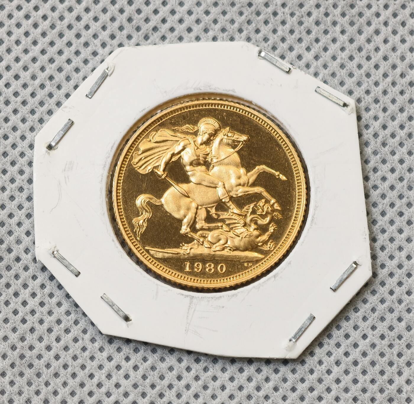 “方寸甄品”甄品场，甄臻铺-世界币章拍卖（第57期，直播拍卖），送拍享返佣金等优惠多多 英国 1980年伊丽莎白年轻版马剑精制一索维林金币重量克，含金91.7%，镜面效果特别好，7.98克