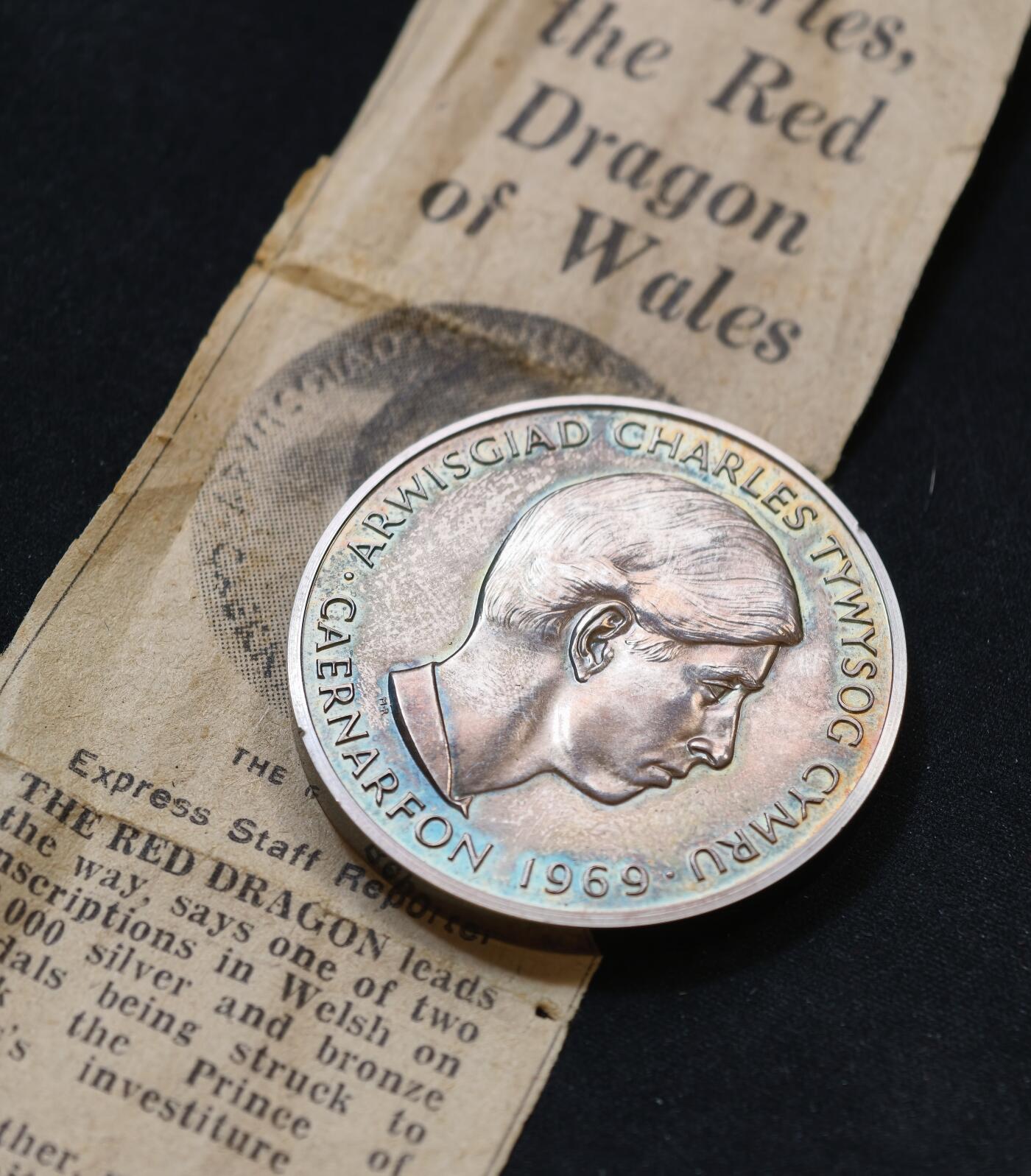 “方寸甄品”甄品场，甄臻铺-世界币章拍卖（第57期，直播拍卖），送拍享返佣金等优惠多多 英国威尔士亲王查尔斯加冕银质纪念章，1969年，带原盒和证书，重69.927克，直径44.8毫米，银质，正面是查尔斯亲王头像，背面威尔士红龙图案