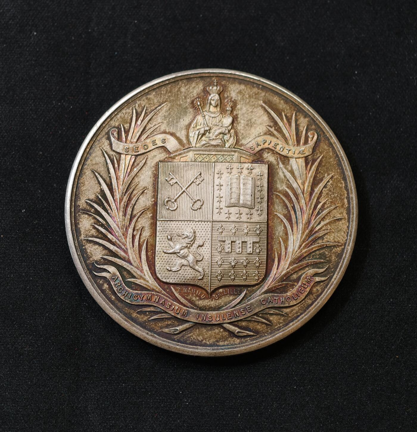 “方寸甄品”甄品场，甄臻铺-世界币章拍卖（第57期，直播拍卖），送拍享返佣金等优惠多多 法国1903-1910年阿尔伯特·德奎德特（Albert Dequidt）银质纪念章，重66克，直径50.3毫米，带漂亮红色皮盒不确定是不是原配。