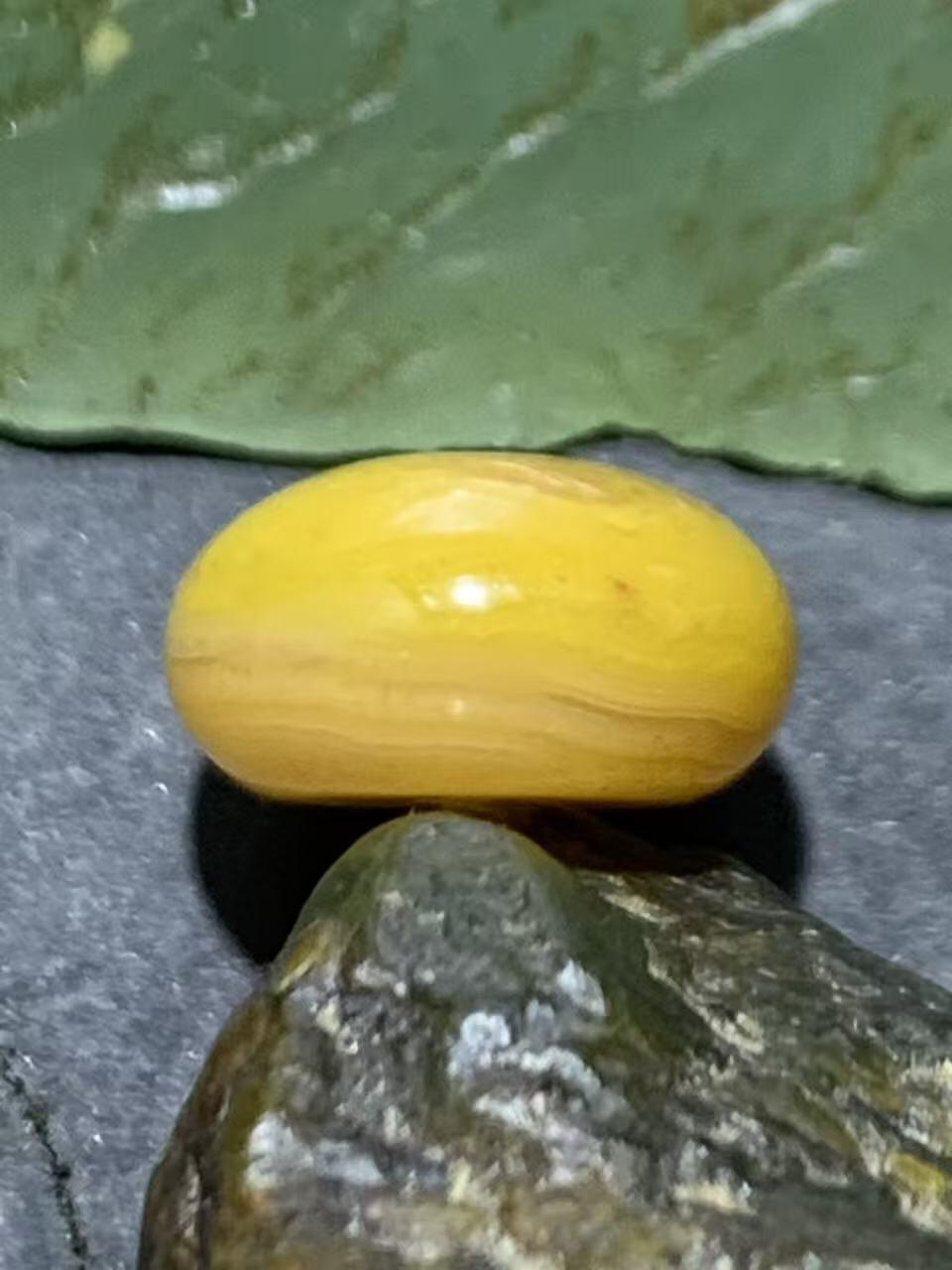 精美蒙料鸡油黄冻料战国红玛瑙随形算盘珠一个