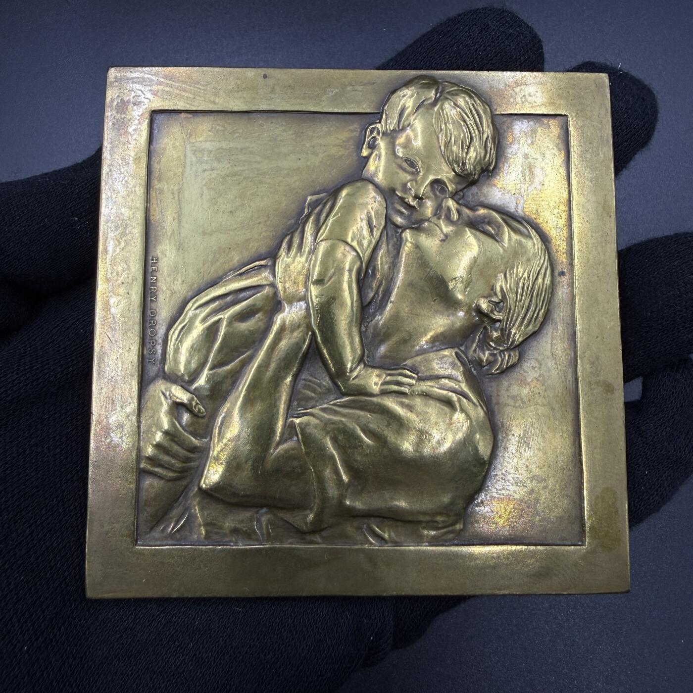 「木头集藏」“春启藏心”——章牌精品专场 Dropsy～法国“母爱”主题大尺寸单面铜章，尺寸：85 × 85 mm，225.7 g，高浮雕刻画，大尺寸少见。