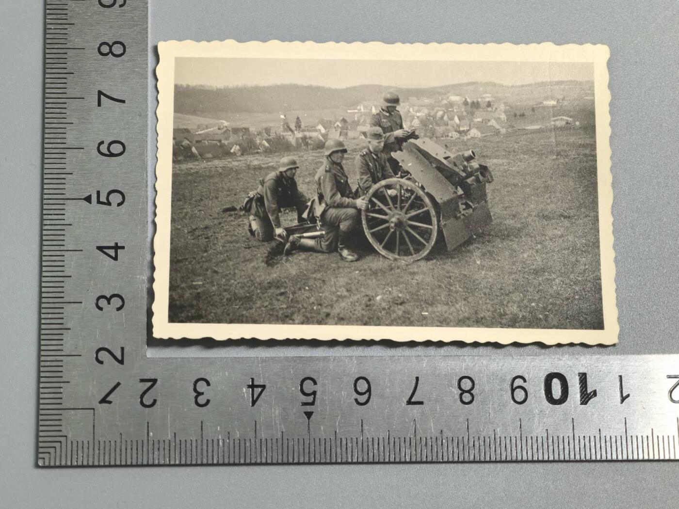 小驴勋章奖章收藏3月28日周六晚六点拍卖（珍爱和平，收藏战争，铭记历史，勿忘国耻，忠党爱国。有偿代拍，送拍规则在简介最后，参拍须阅读规则后再参拍，关系到运费包装发货时效真假辨别等关键信息，拍卖时不再发原图，看大图店主微信码在拍卖店铺介绍里） 炮兵士兵照片