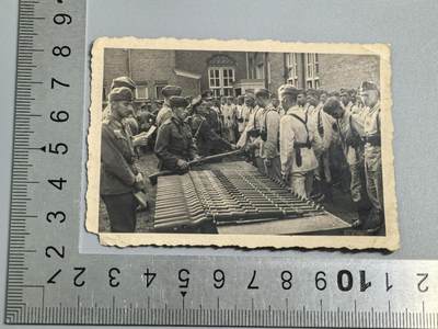 小驴勋章奖章收藏3月28日周六晚六点拍卖（珍爱和平，收藏战争，铭记历史，勿忘国耻，忠党爱国。有偿代拍，送拍规则在简介最后，参拍须阅读规则后再参拍，关系到运费包装发货时效真假辨别等关键信息，拍卖时不再发原图，看大图店主微信码在拍卖店铺介绍里） - 一组士兵在分发训练武器照片