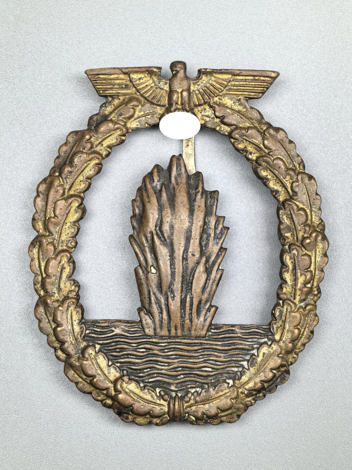 小驴勋章奖章收藏3月28日周六晚六点拍卖（珍爱和平，收藏战争，铭记历史，勿忘国耻，忠党爱国。有偿代拍，送拍规则在简介最后，参拍须阅读规则后再参拍，关系到运费包装发货时效真假辨别等关键信息，拍卖时不再发原图，看大图店主微信码在拍卖店铺介绍里） 得三海军扫雷奖章，铜合金镀金，钩损