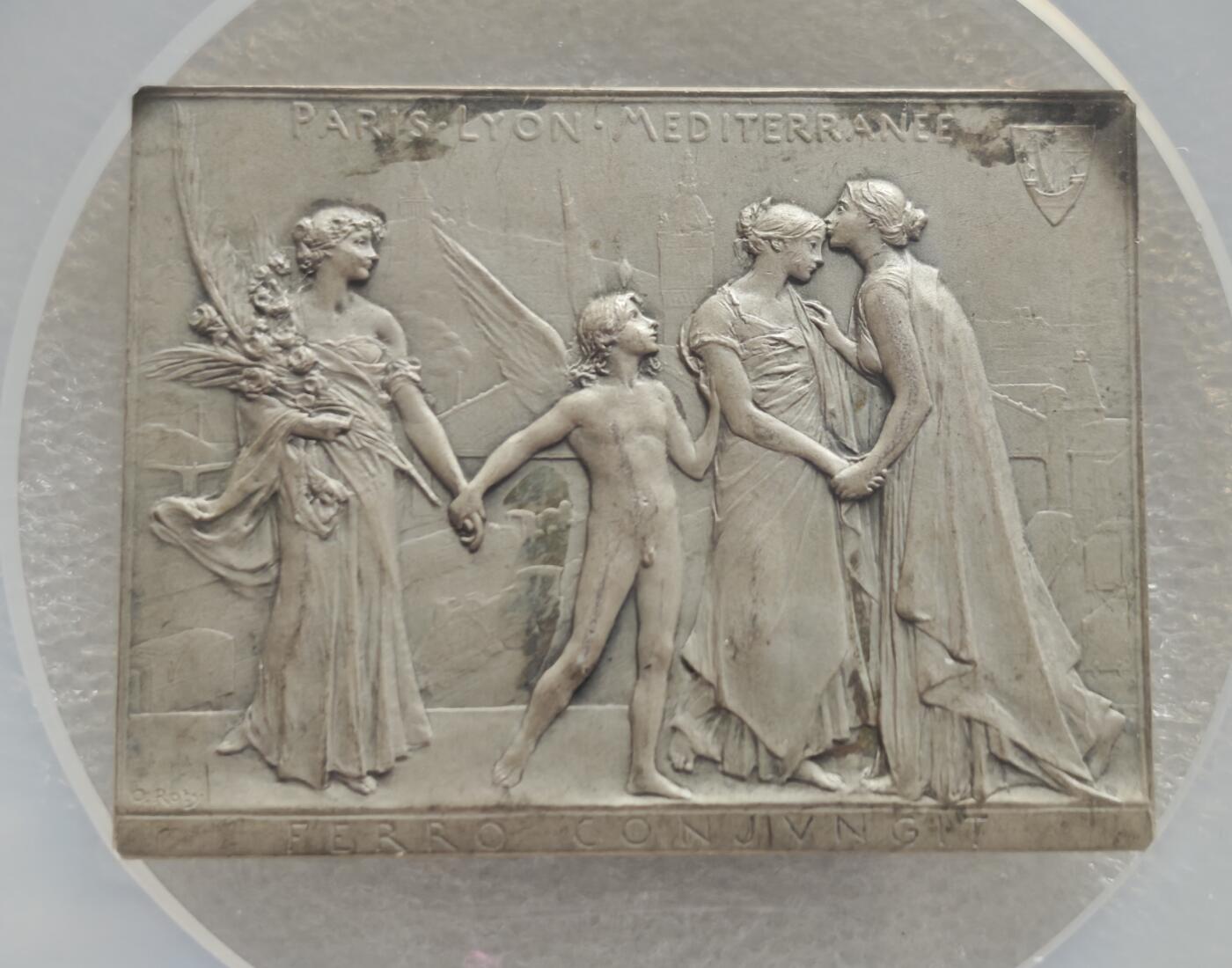 瓶子🏺第234期拍卖会  法国新艺术运动大师 Oscar Roty（奥斯卡·罗蒂，1846–1911） 设计的银质纪念章，为巴黎-里昂-地中海铁路公司（PLM） 而作  发行时间约1901年，正值巴黎里昂火车站建成（1900年）与PLM铁路网鼎盛时期 ​ PLM是法国19世纪末至20世纪初最重要的铁路公司之一，连接巴黎与法国南部及地中海沿岸​ Oscar Roty是法国新艺术运动章牌艺术的领袖