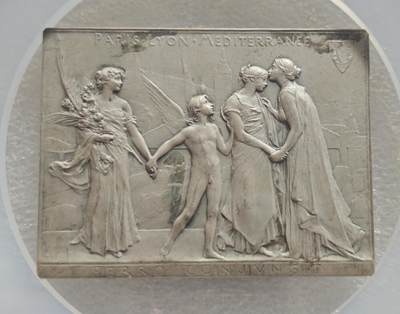 瓶子🏺第234期拍卖会 -  法国新艺术运动大师 Oscar Roty（奥斯卡·罗蒂，1846–1911） 设计的银质纪念章，为巴黎-里昂-地中海铁路公司（PLM） 而作  发行时间约1901年，正值巴黎里昂火车站建成（1900年）与PLM铁路网鼎盛时期 ​ PLM是法国19世纪末至20世纪初最重要的铁路公司之一，连接巴黎与法国南部及地中海沿岸​ Oscar Roty是法国新艺术运动章牌艺术的领袖